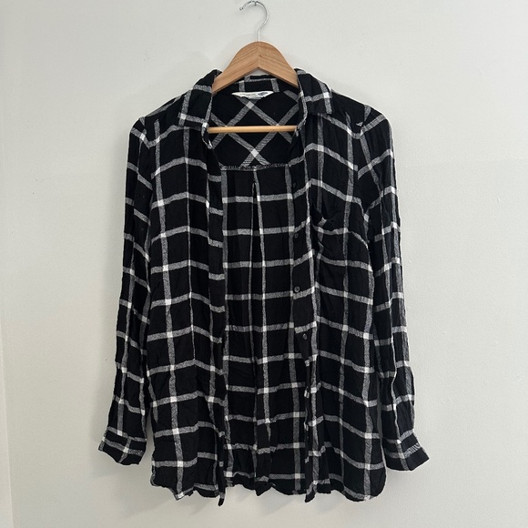 Old Navy Women’s Medium Long Sleeve Button Up Black Plaid Flannel Classic Fit - Picture 1 of 4